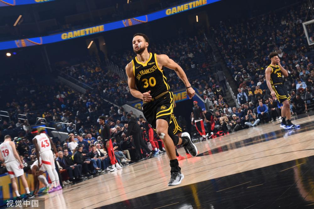 足球赛场上 足球赛场上